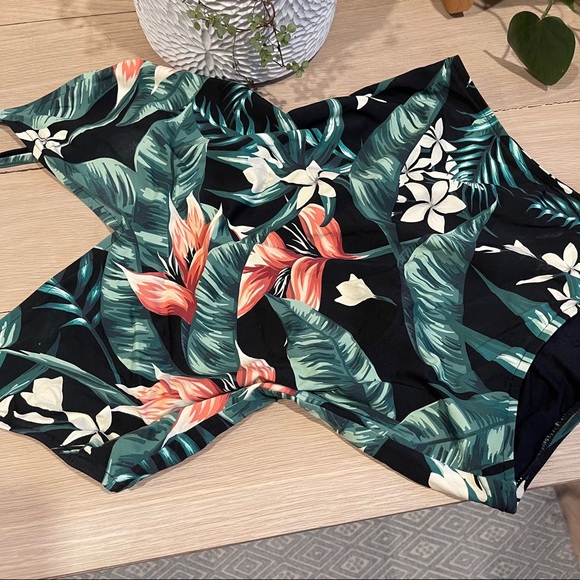 Ripcurl tropical one piece swimsuit - Picture 3 of 6